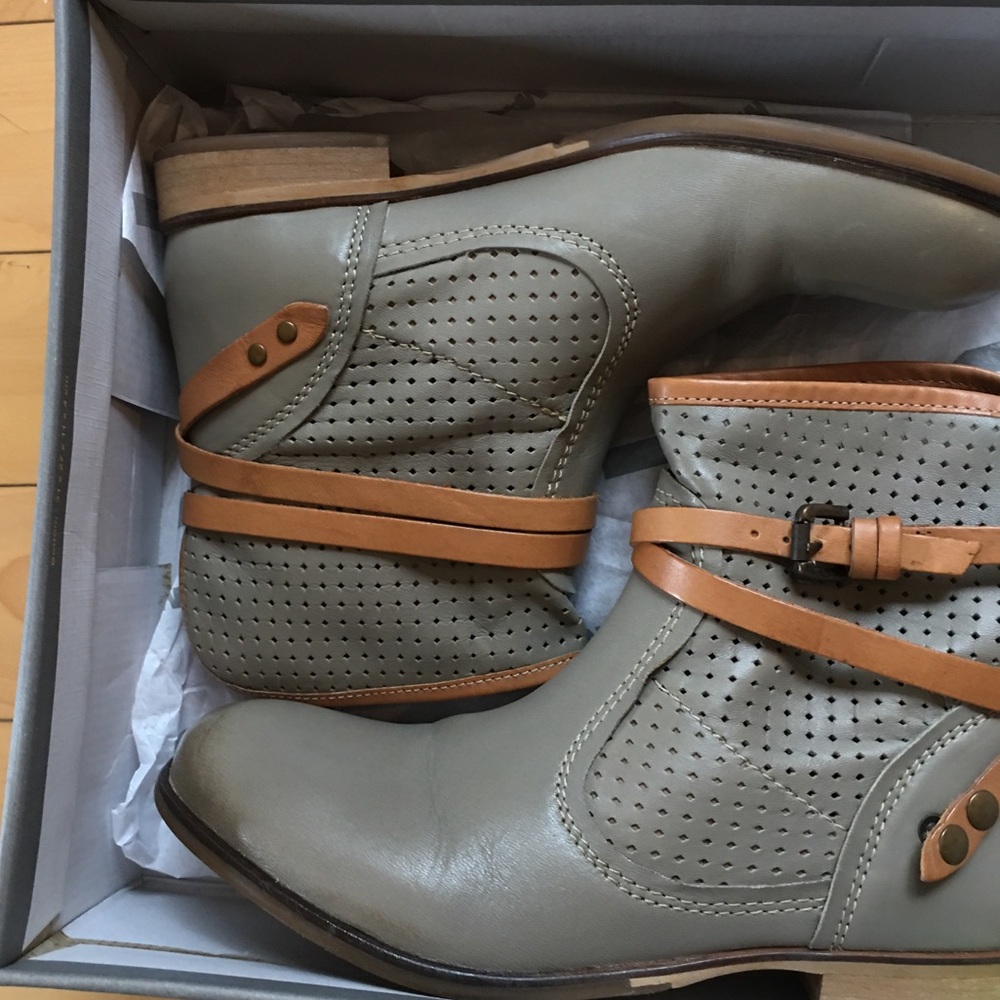 Soft leather gorgeous booties - Picture 1 of 16